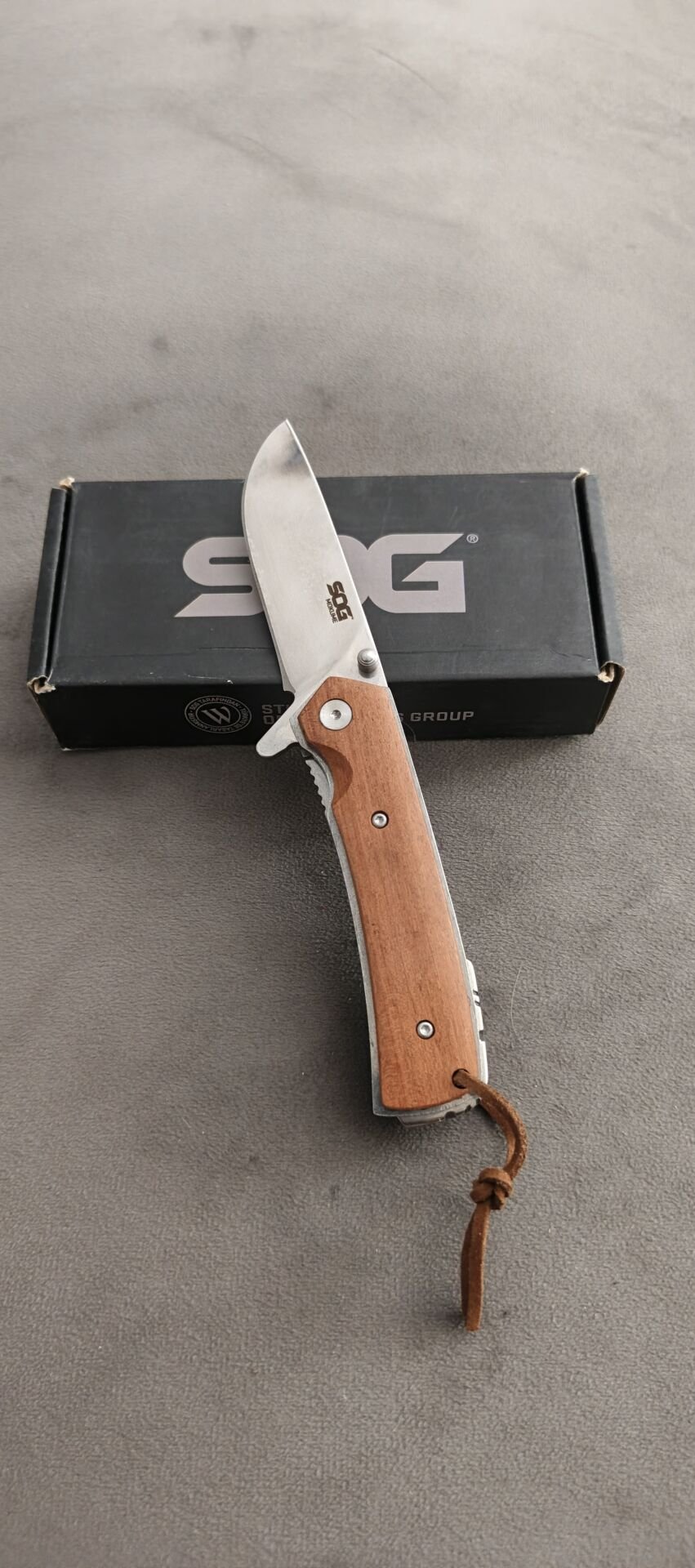 SOG  metal kasa