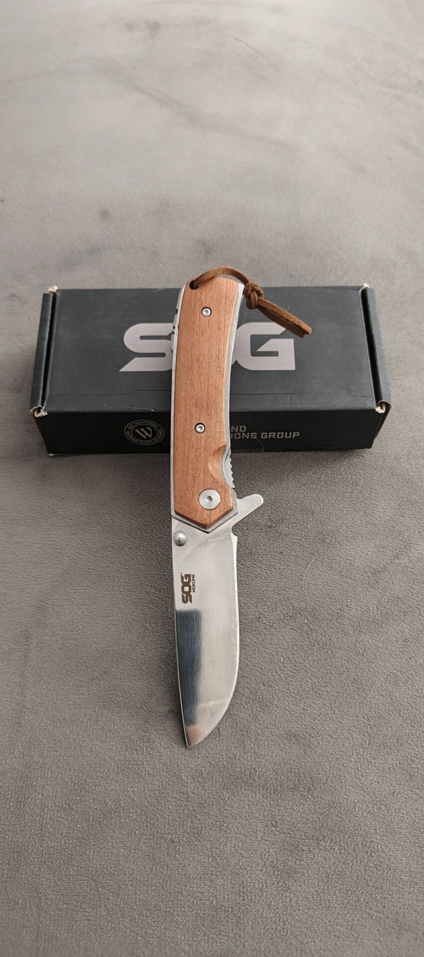 SOG  metal kasa