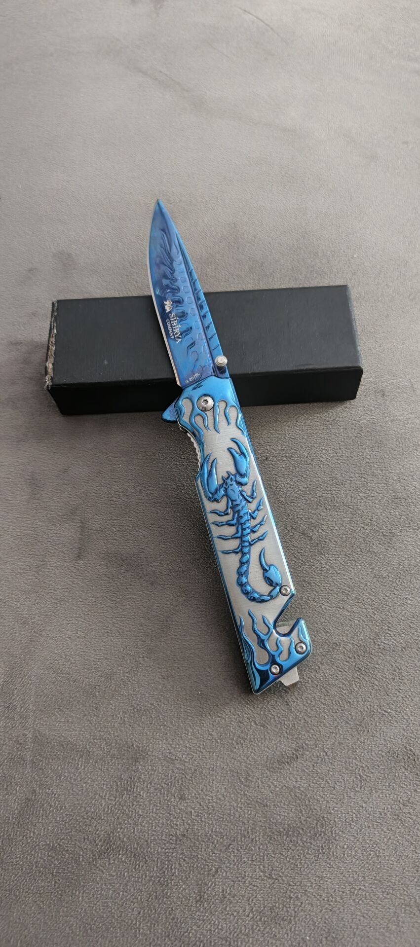 Sibirya celik kasa  Akrep kabartma desenli mavi renk  cakı