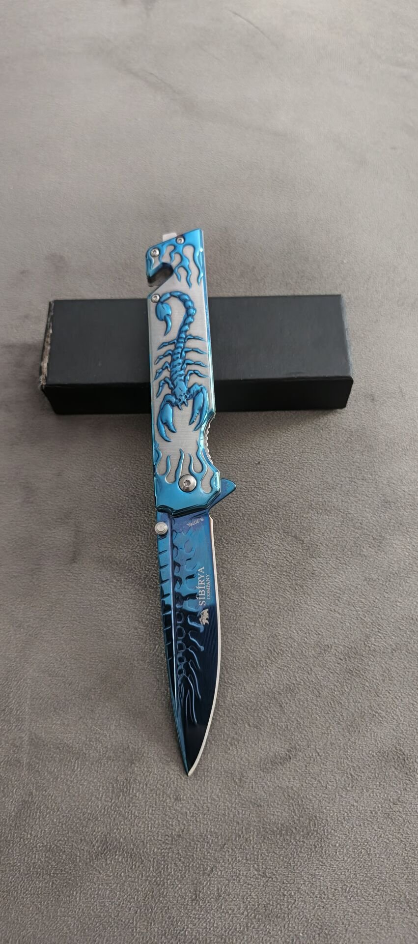 Sibirya celik kasa  Akrep kabartma desenli mavi renk  cakı