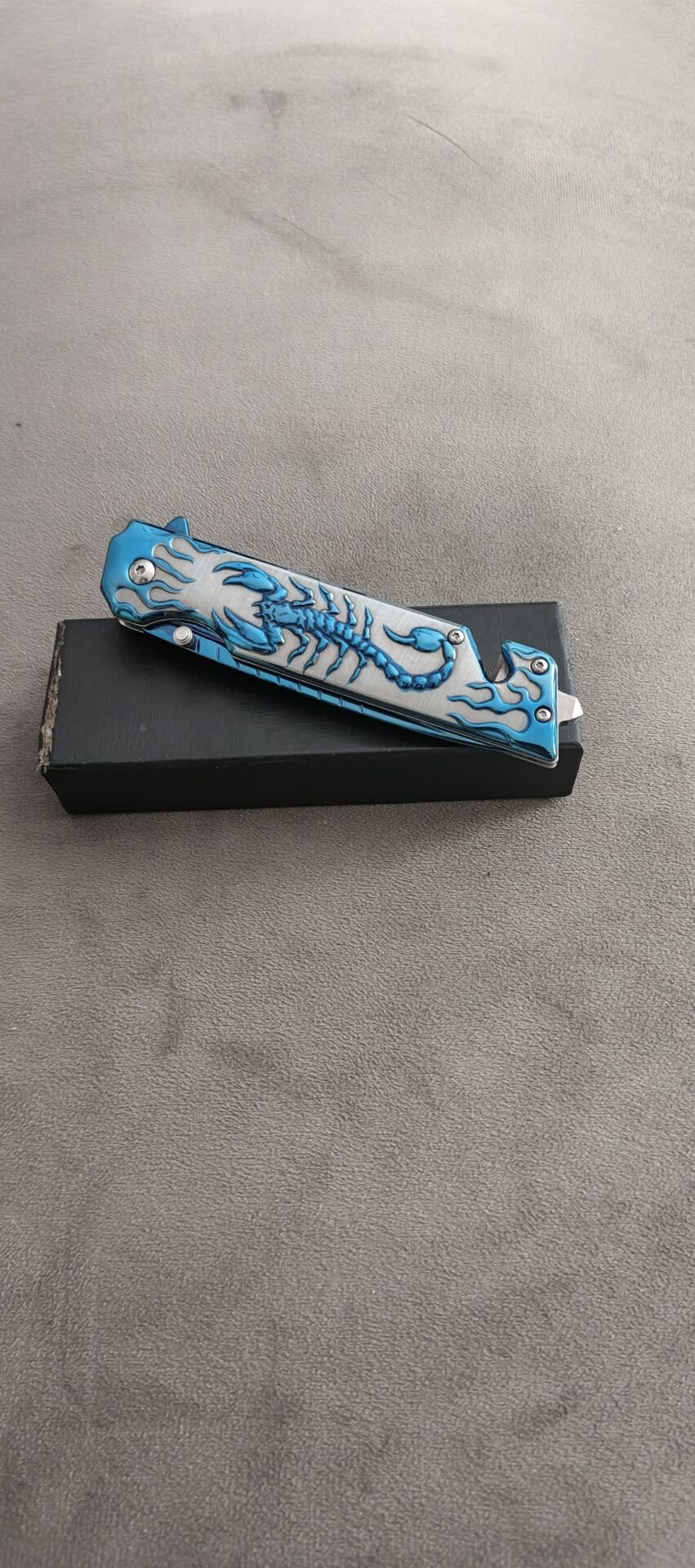 Sibirya celik kasa  Akrep kabartma desenli mavi renk  cakı