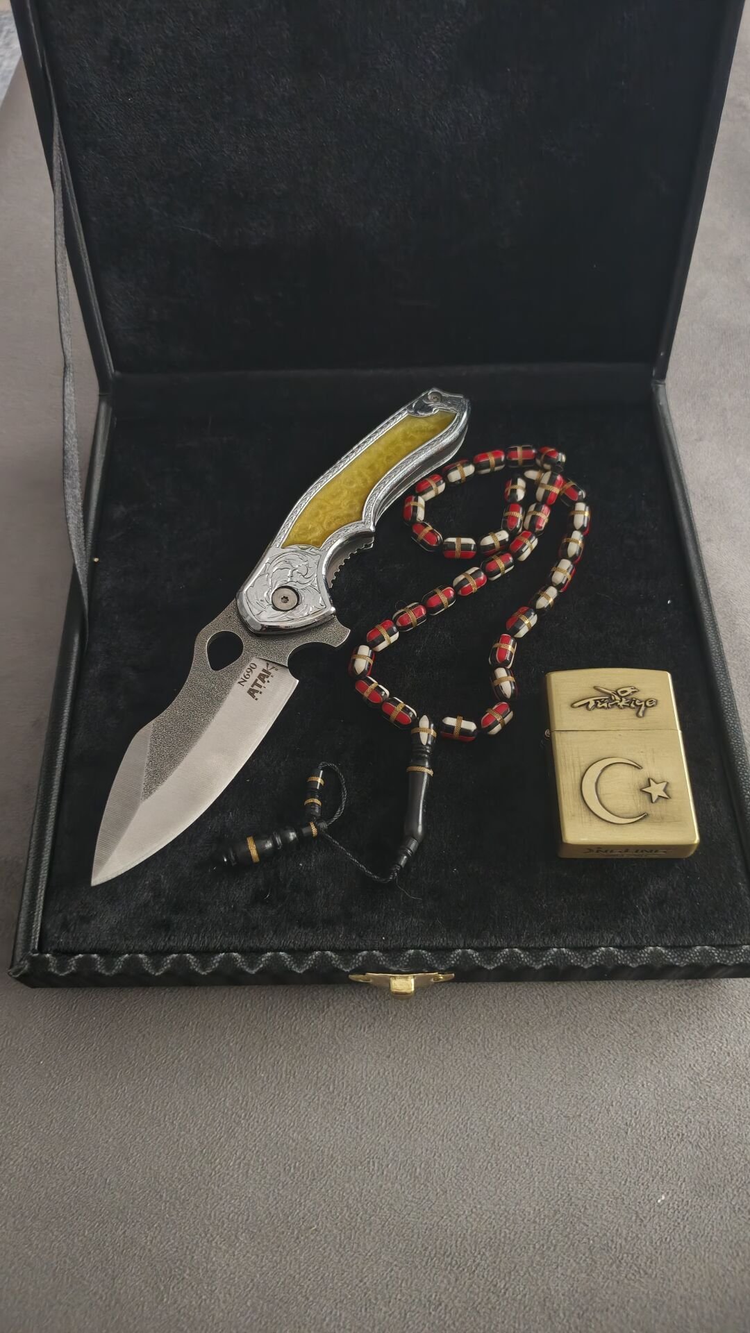 1Adet Atak marka N690 celik cakı 1Adet tespih 1Adet zippo cakmak