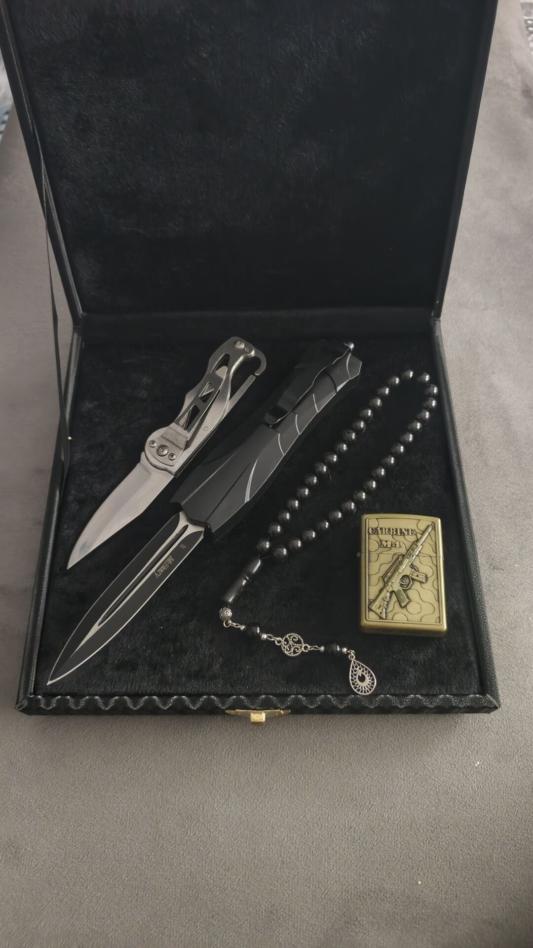 1Adet icten cikmalı cakı 1Adet Browning  cakı 1Adet Tespih 1Adet Zippo cakmak