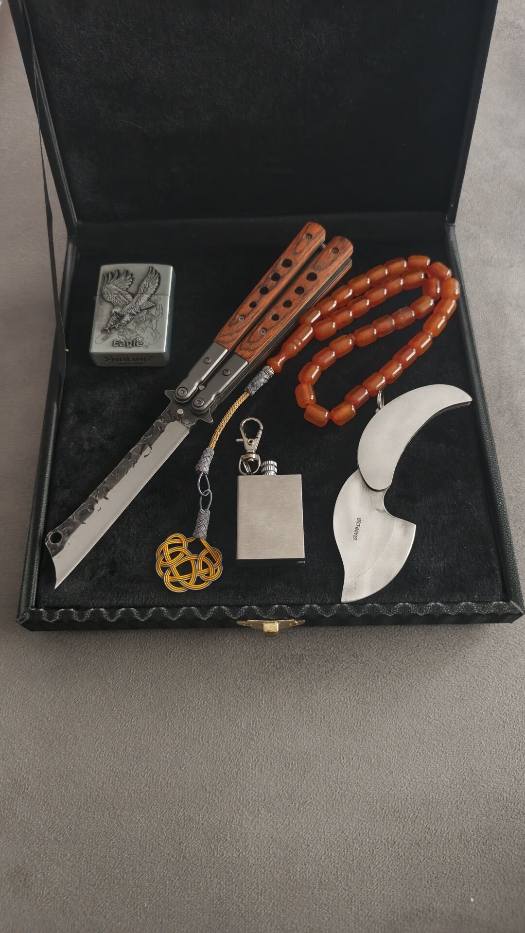 1Adet dövme celik kelebek 1Adet zippo cakmak 1Adet yaprak cakı 1Adet Tespih 1Adet Zippo Cakmak