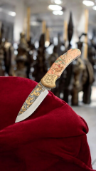 N690 gravür işlemeli 24ayar altin kaplama  epoksi kabza sırttan kilitli cakı